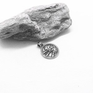Yunnique Collier unisexe en acier titane avec pendentif épée, design rétro soldat en relief, bijou cadeau - Product Image 2