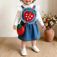 Ensembles Bébé Adorables Trois Pièces : Haut Blanc Respirant à Manches Longues et Jupe Salopette en Jean Brodé Fraise – Vêtements d'Automne pour Tout-Petits