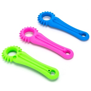 Jouet pour chien résistant, en caoutchouc, texturé ; stimule la mastication et divertit, idéal pour les jeux et la santé dentaire. - Product Image 1