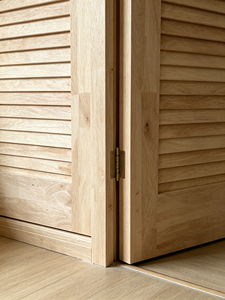 Volet en bois à lamelles horizontales, teinté brun naturel, design minimaliste pour fenêtre de maison ou de bureau - Product Image 1