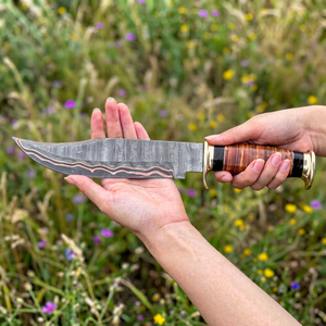 Cuchillo Bowie de Cobre Cu-Mai Forjado a Mano con Acero de Damasco, Mango de Cuero Apilado y Latón, Hoja de 10 Pulgadas, Cuchillo para Acampar al Aire Libre - Product Image 1