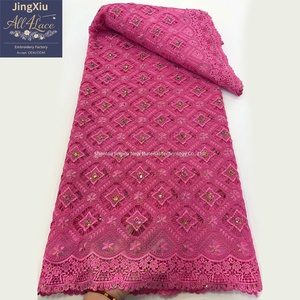 Tela Floral Geométrica Rosa <span class=keywords><strong>Fucsia</strong></span> con Pedrería, Bordado de Diamantes y Borde Festoneado para Trajes de Vestir Nigerianos Aso Ebi - Product Image 2