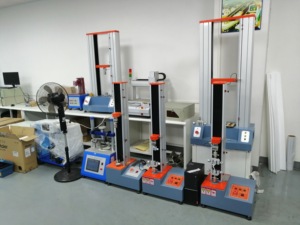 เครื่องทดสอบอเนกประสงค์ ISO 4587 20KN เครื่องทดสอบแรงดึงของฟิล์มพลาสติก ASTM D3574 เครื่องทดสอบความแข็งของโฟมแบบกดอัด - Product Image 5