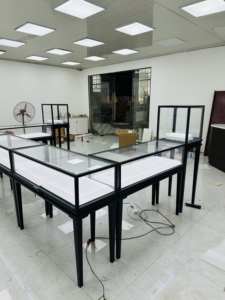 <span class=keywords><strong>Vitrine</strong></span> de bijoux en verre de haute qualité avec un cadre en fer noir élégant idéal pour un usage commercial Pieds amovibles pour la portabilité - Product Image 6