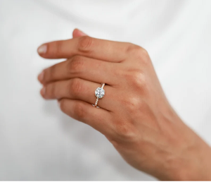 Anillo de Compromiso Moderno con Diamante Cultivado en Laboratorio de 2 Quilates, Certificado IGI, E F VS, Ovalado, Solitario, Anillo de Oro con Piedras Laterales, Regalo de Propuesta - Product Image 1