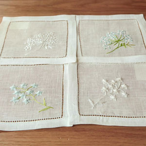 Serviettes de cocktail en lin Ethereal Baby's Breath – 100% lin naturel, serviettes de boisson réutilisables, motif floral délicat pour bar, fête - Product Image 1