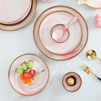 Ventes en gros de services de table en porcelaine de luxe avec incrustations dorées, design moderne en marbre rose, assiettes élégantes pour hôtel, maison et mariage