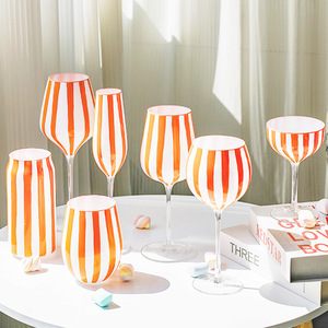Copa de vino pintada a mano con rayas blancas y naranjas creativas modernas para el hogar, copa de vino tinto elegante y para copa de champán - Product Image 1