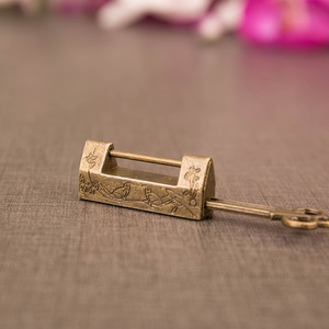 Mini serrure antique en cuivre rétro à ouverture croisée, serrure ancienne pour meubles - Product Image 2