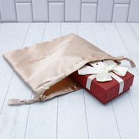 Pochette en satin champagne à cordon personnalisable avec logo imprimé, sac cadeau réutilisable pour bijoux, idéal pour les faveurs de mariage, l'emballage de cheveux et le rangement de perruques