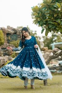 Costume Anarkali de luxe pour femmes élégant fabriqué à la mode haut de gamme avec matériau souple de style indien en fausse floraison - Product Image 5