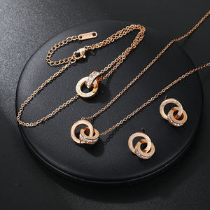 Set di Tre Anelli Trendy in Acciaio Inossidabile Placcato Oro 18K con Numeri Romani per Uso Quotidiano - Product Image 4