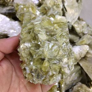 Pierres de quartz de guérison en lépidolite jaune naturelle, cristaux minéraux rugueux, tranche de mica doré, vente en gros - Product Image 4
