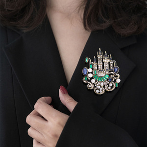 Broches rétro château européen en alliage <span class=keywords><strong>de</strong></span> strass, personnalité, diamant coloré, cristal, corsage, perle - Product Image 2