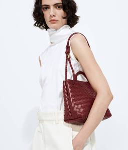 Bolso de mano Bottega BV en piel Intrecciato flexible con detalle de nudo distintivo y correa cruzada deslizante Veneta - Product Image 1