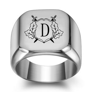 Bagues en acier inoxydable carrées en gros - 26 bagues unisexes à l'initiale gravée en forme de double épée pour hommes et femmes - Product Image 3