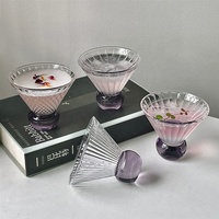 Bar-Coupes mit Lila Rundem Sockel, Dreieckig Gerippte Martini- und Margarita-Cocktailgläser für Zuhause und Büro, Kaffee-, Tee-, Saft-, Wasser- und Getränkebecher