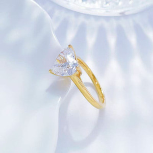 Anelli di Fidanzamento Minimalisti con Diamante Sintetico Taglio Cuore a 3 Punte in Oro Giallo 18K, Gioielli Raffinati per Donne - Product Image 4