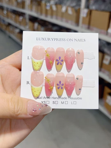 SHUANGYU <span class=keywords><strong>Faux</strong></span> Ongles Faits Main Couverture Complète Amande en Acrylique Argenté, Motif Fleur 3D à Pois Blancs et Points Rouges, Vente en Gros, Style Y2K, pour Nail Spa et Adolescentes - Product Image 4
