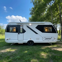 Caravane de voyage légère et personnalisable pour les voyages en famille, avec suspension indépendante et système anti-oscillation.