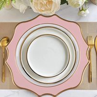 Assiettes de présentation de mariage dorées modernes 13 pouces roses, lot de 6 assiettes de présentation en plastique avec bordure dorée festonnée pour la décoration de mariage