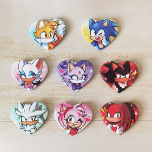 Badge in Plastica Personalizzati con Stampa Trasparente, Pellicola Opaca, Forma a Cuore, Personaggi Anime - Product Image 4