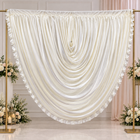 Tirai Latar Belakang Elegan Warna Ivory dengan Hiasan Bergelombang dan Lipit untuk Dekorasi Panggung Pernikahan