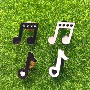Haute Qualité Personnalisé Métal Doux Émail Pin Usine En Gros Noir Blanc Note De Musique Épinglettes Chanteur Collier avec Coeur Conception - Product Image 1