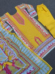 Ensemble Kurta en rayonne imprimé par un designer entièrement personnalisable avec un ensemble Dupatta pour toutes les occasions, tenue de mariage, robes indiennes pour femmes - Product Image 3