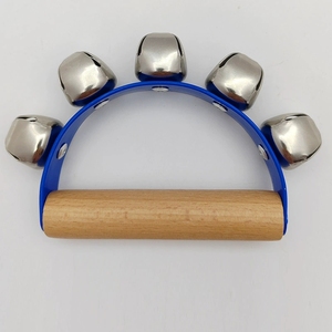 Venta al por mayor: Instrumento de percusión Orff de 5 campanas metálicas con marco curvo y mango de madera, ideal para actuaciones infantiles. - Product Image 3