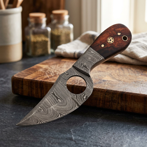 Couteau de chasse artisanal en acier inoxydable à pointe tombante, pleine longueur, avec trou pour le pouce et manche en bois, étui en cuir - Product Image 2