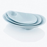 Vaisselle de restaurant incassable boulette servant une assiette à dîner en mélamine blanche à bord bleu irrégulier