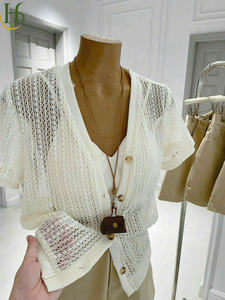 Ensemble d'été respirant en mélange de lin blanc : Veste cintrée à col rabattu et manches courtes, soutien-gorge court à deux bretelles et short nude - Product Image 5