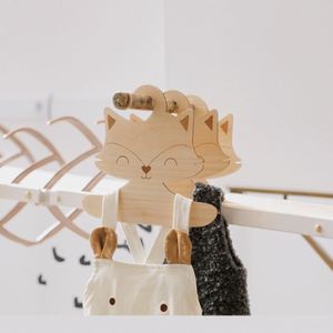 Cintre en bois écologique pour vêtements d'enfants, style scandinave, créatif, avec gravure, pour la garde-robe de bébé - Product Image 1
