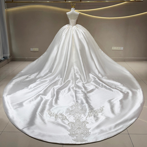 JFH133 Vestido de novia exclusivo sin tirantes, de satén color marfil, con cristales y hombros descubiertos - Product Image 3