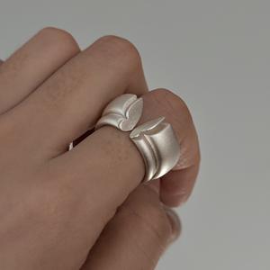 Bague papillon rétro en argent pur S925, design de niche, incrustation haut de gamme, luxe léger, style 'Misty Noodle' - Product Image 3