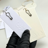 Étiquettes suspendues personnalisées avec logo en relief, en papier écologique, vente en gros, pour magasins de vêtements