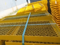 Protections de courroie transporteuse inclinée grand angle JUXIN pour éviter les chutes de matériaux en vrac dans les systèmes de convoyage par courroie montante