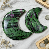 Lune sculptée en zoïsite avec rubis naturel, grande taille, cristal poli, décoration lunaire, ornement d'autel pour la guérison spirituelle
