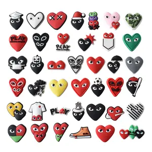 Pacote com emoticons em forma de coração para crianças, amuletos de tamanco em PVC macio com design de atacado, em forma de coração, para presente de festa, novidade em desenho animado