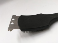Brosse de nettoyage pour barbecue 2-en-1 avec manche en plastique et poils en nylon, et raclette en acier inoxydable