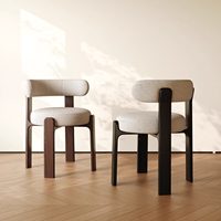 Chaise de salle à manger en bois de frêne de style nordique avec revêtement en cuir PU épaissi, design de dossier antique minimaliste italien pour la maison et les petits hôtels
