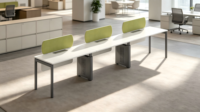 Banc de travail moderne 3 places avec écran de confidentialité en tissu, pour centre d'appels ou bureau à aire ouverte, avec pieds en métal