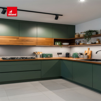 Cuisine Alland de style moderne et luxueux, avec des panneaux en laque verte mate, des étagères ouvertes, pour une nouvelle maison, armoires sur mesure
