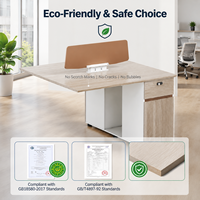 Bureau minimaliste pour deux personnes face à face avec écran de séparation, table d'ordinateur moderne pour personnel en espace ouvert avec tiroir