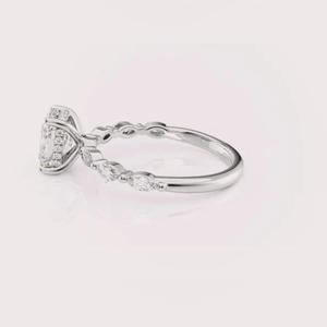 Bague de fiançailles en diamant de laboratoire taille coussin en or blanc 18 carats, solitaire avec pierres latérales - Product Image 2