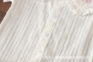 Ensemble deux pièces pour filles : Haut à col volanté brodé avec nœud mignon et short à bretelles imprimé pois avec nœud - Product Image 3