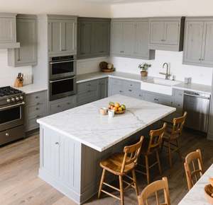 Cocina Moderna Estilo Granja Gris Claro SANTOPOVA con Estantes Abiertos y Herrajes de Acero Inoxidable - Product Image 2