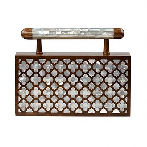 Elegante Bolso de Mano Tipo Clutch de Concha Natural Madreperla, Hecho a Mano, con Cadena de Hombro Desmontable - Product Image 1