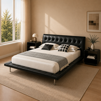 Lit moderne écologique en cuir noir rembourré avec tête de lit matelassée et tables de chevet